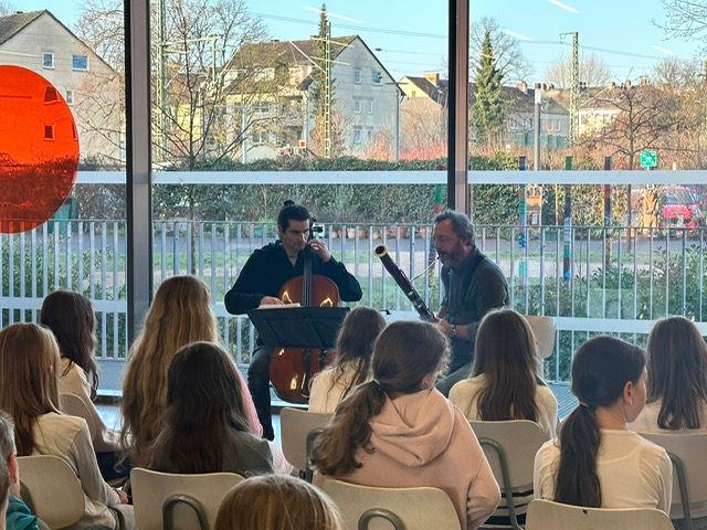 Musiker der Rheinischen Philharmonie zu Besuch